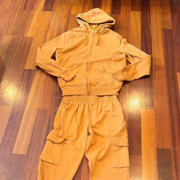 Hooded Tracksuit - Picture 4 of 4